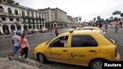 Taksi menunggu pelanggan di Havana, Kuba (8/1). (Reuters/Enrique de la Osa)