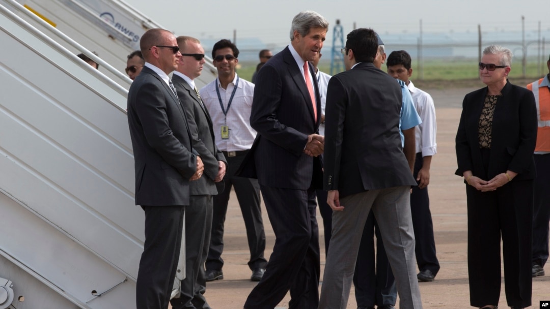 Menlu AS John Kerry (tengah kiri) disambut oleh Aman Puri dengan upacara penyambutan tamu India, setibanya di New Delhi, India (23/6).