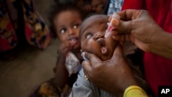 Seorang bayi di Somalia mendapatkan vaksin polio, di pusat kesehatan Medina Maternal Child di Mogadishu, Somalia (foto: AP Photo/Ben Curtis)