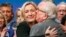 Marine Le Pen, geçen Kasım ayında Lyon'da yapılan parti kongresi'nde babası Jean-Marie Le Pen'e sarılırken