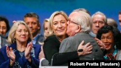 Marine Le Pen (tengah), pemimpin Partai Nasional Perancis (FN) bersama ayahnya, Jean-Marie Le Pen (kanan) di Lyon, 30 November 2014 (REUTERS/Robert Pratta).