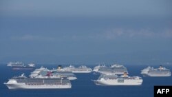 Barcos crucero en la Bahía de Manila esperan autorización para desembarcar para sus tripulantes filipinos que han pasado la prueba de COVID-19. Mayo 31 de 2020.