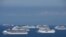 Barcos crucero en la Bahía de Manila esperan autorización para desembarcar para sus tripulantes filipinos que han pasado la prueba de COVID-19. Mayo 31 de 2020.