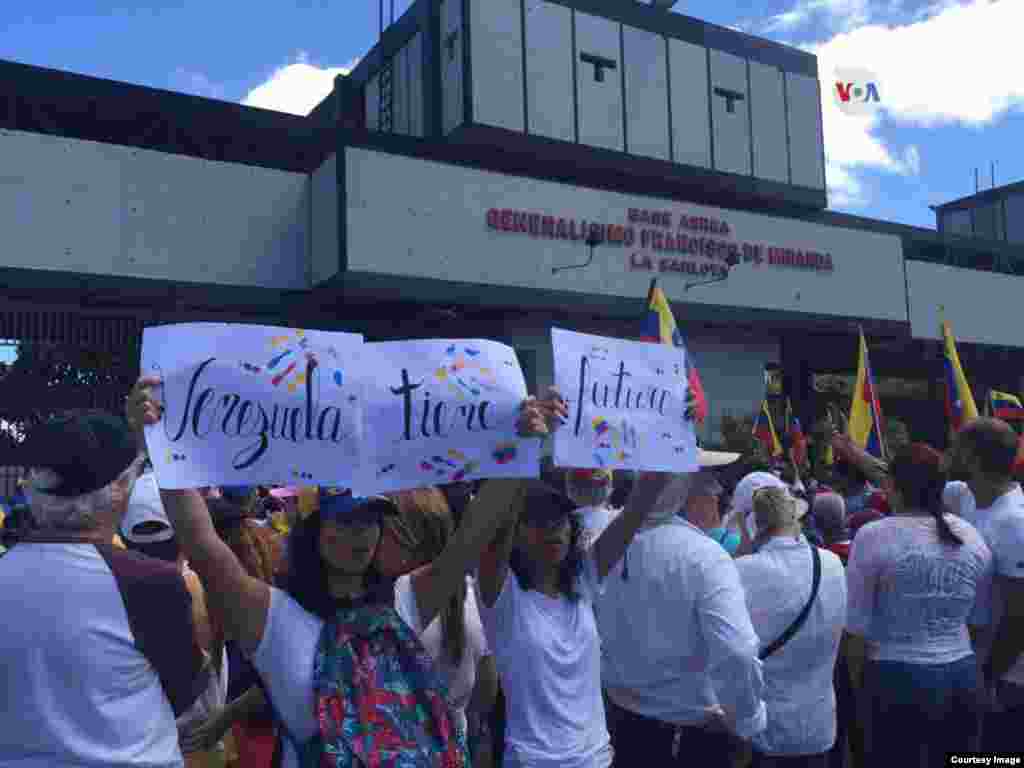 Venezolanos se unen en Caracas, en protestas a favor de la ayuda humanitaria que comenzó a entara a Venezuela el sábado. 