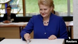 Lithuania's President Dalia Grybauskaite casts her vote during European Parliament and Lithuania's presidential elections in Vilnius, May 25, 2014. 