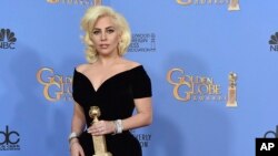 Lady Gaga está encaminada a ganar dos Globo de Oro el domingo 6 de enero del 2019 en la 76ta entrega anual de estos galardones. En la foto, Gaga, tras ganar el Globo de Oro 2016 a la mejor actriz en una serie limitada o película de TV por "American Horror Story:Hotel".