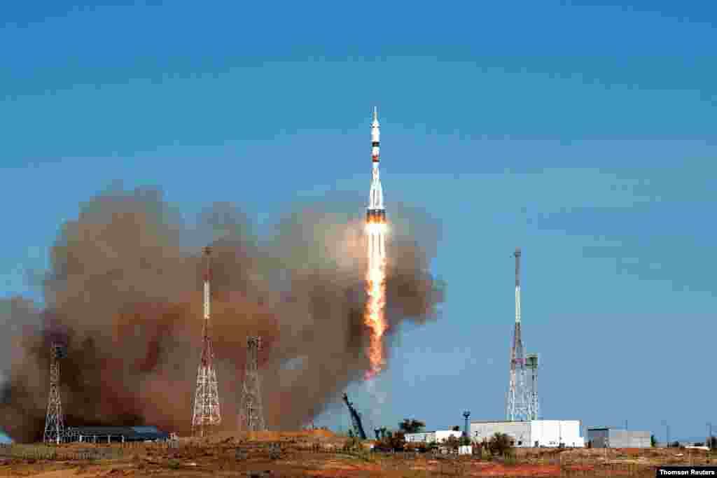 미국 항공 우주국(NASA)과 러시아 연방 우주국 로스코스모스(Roscosmos) 우주인들을 태운 러시아의 소유스(Soyuz) MS-17 우주선이 카자흐스탄에 있는 바이코누르 코스모드롬 (Baikonur Cosmodrome) 우주기지 발사대에서 이륙하고 있다. 