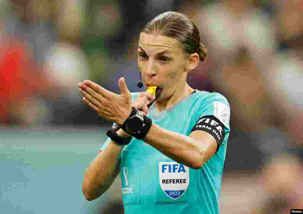 Stephanie Frappart se convirtió en la primera mujer que arbitra un partido del Mundial masculino, al ser la jueza del encuentro entre Alemania y Costa Rica.