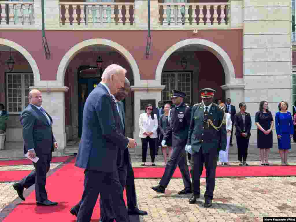 Rais wa Marekani Joe Biden akiwa na Rais wa Angola Joao Lourenco,