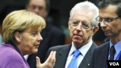 Kanselir Jerman Angela Merkel, kiri, berbicara dengan PM Italia Mario Monti, tengah, dalam KTT Uni Eropa di Brussels (9/12).