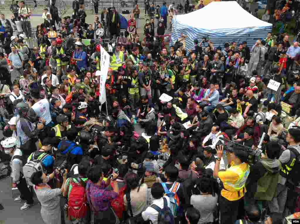 香港警方12月11日全面清场金钟占领区（美国之音海彦拍摄）