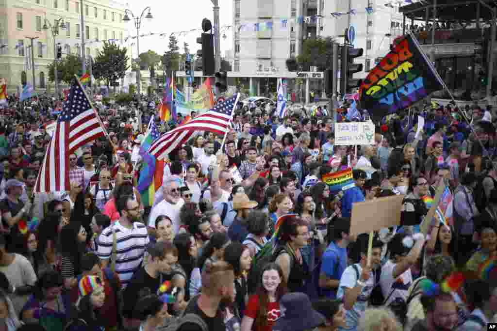 شرکت کنندگان در&nbsp; رژه همجنسگرایان در شهر اورشلیم، اسرائیل. برخی نیز پرچم آمریکا را در دست داشتند. هر سال در ماه ژوئن در شهرهای مختلف آمریکا هم رژه همجنسگرایان برگزار می شود.&nbsp;