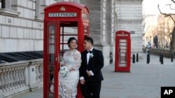 Из-за опасности новой разновидности COVID-19 многие бракосочетания в Великобритании проводятся без гостей и родственников (архивное фото) 