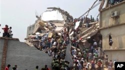 Shaqaalaha Gurmadka Deg-degga ah iyo Dadweynaha oo Baadigoobaya Dad ka Badbaaday Dhismaha Dumay ee Dalka Bangladesh.