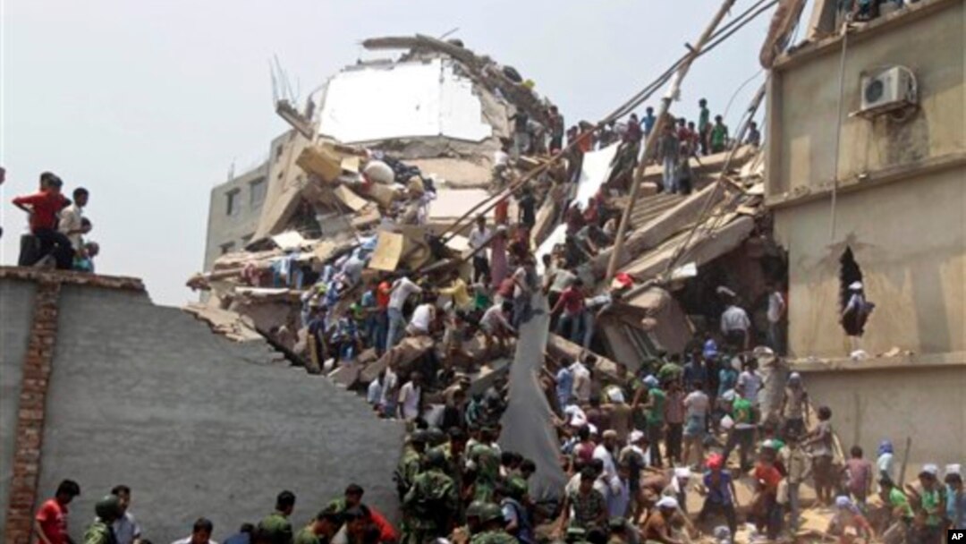 Petugas penyelamatan dan warga mencari penyintas menyusul ambruknya bangunan delapan lantai berisikan beberapa pabrik garmen di Savar, Bangladesh, Rabu (24/4). (AP/A.M. Ahad)