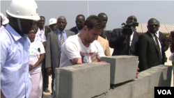 Lionel Messi pose une brique du futur stade de Port-Gentil. (VOA/Jean-Rovys Dabany)