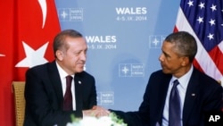 Presiden AS Barack Obama (kanan) dan Presiden Turki Recep Tayyip Erdogan saat bertemu di sela KTT NATO di Wales September tahun lalu (foto: dok).