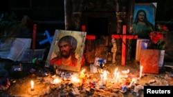 Hommage des chrétiens d'Irak dans l'église de l'Immaculée Conception dans la ville de Qaraqosh après la reprise de la ville à l'Etat Islamique par les forces irakiennes le 9 décembre 2016.