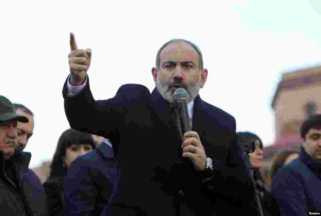 Armaniston Bosh vaziri Nikol Pashinyan unga qarshi harbiy fitna rejalanayotgani haqida gapirib, tarafdorlarini poytaxt Yerevanda namoyishga da&rsquo;vat etdi. 25-fevral, 2021.