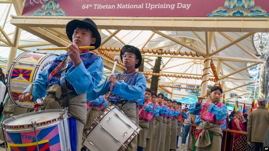 资料照：2023年3月10日，星期五，印度达兰萨拉，流亡西藏学生在纪念起义64周年的集会上演奏国歌。（美联社）(photo:VOA)