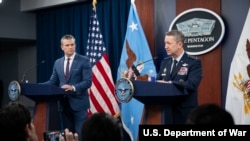 战争部长海格塞斯(左)和参谋长联席会议主席凯恩于2026年3月2日在五角大楼就“史诗狂怒行动”举行新闻发布会。