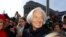 La Directora Gerente del Fondo Monetario Internacional, Christine Lagarde, estuvo presente en la manifestación de apoyo en Washington a las victimas del atentado en Francia. [Foto: Alejandro Escalona, VOA].