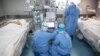 Petugas medis merawat pasien COVID-19 di rumah sakit Wuhan, China bulan Maret lalu (foto: dok). 