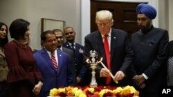 Trump hizo el anuncio en una ceremonia de la Casa Blanca en honor a Diwali, un festival Hindú. Los padres de Rao son indios.