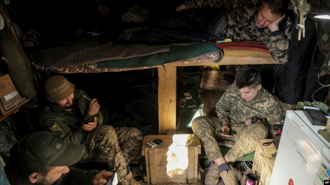 Vojnici 24. mehanizovane brigade odmaraju se na položaju u Časiv Jaru, Donjecka oblast, Ukrajina, 23. oktobra 2024. (ukrajinska 24. mehanizovana brigada preko AP)