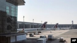 យន្តហោះ​របស់​ក្រុមហ៊ុនQatar Airways ចត​នៅ​ព្រលាន​យន្តហោះ​អន្តរជាតិ Hamad ក្នុង​ក្រុង Doha ប្រទេស​កាតា កាលពី​ថ្ងៃទី១៦ ខែមិថុនា ឆ្នាំ២០១៧។