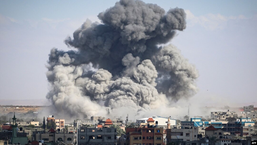 Hamas’ın Mısır ve Katar’ın ateşkes teklifini kabul ettiğini açıklamasından saatler sonra İsrail, Gazze Şeridi’nin Refah kentine askeri operasyona onay verdi. İsrail ordusu Refah’taki hedefleri vurmaya başladı, 6 Mayıs 2024. 