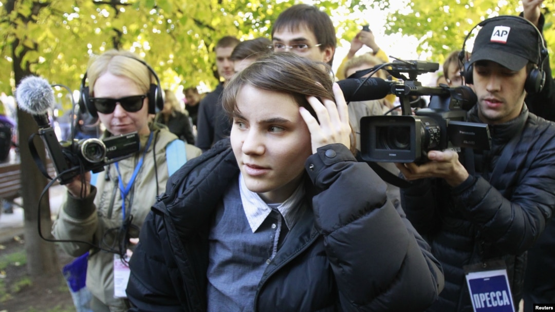 Yekaterina Samutsevich (depan), salah seorang anggota band 'Pussy Riot' menghadiri unjuk rasa oposisi di Moskow (20/10). 