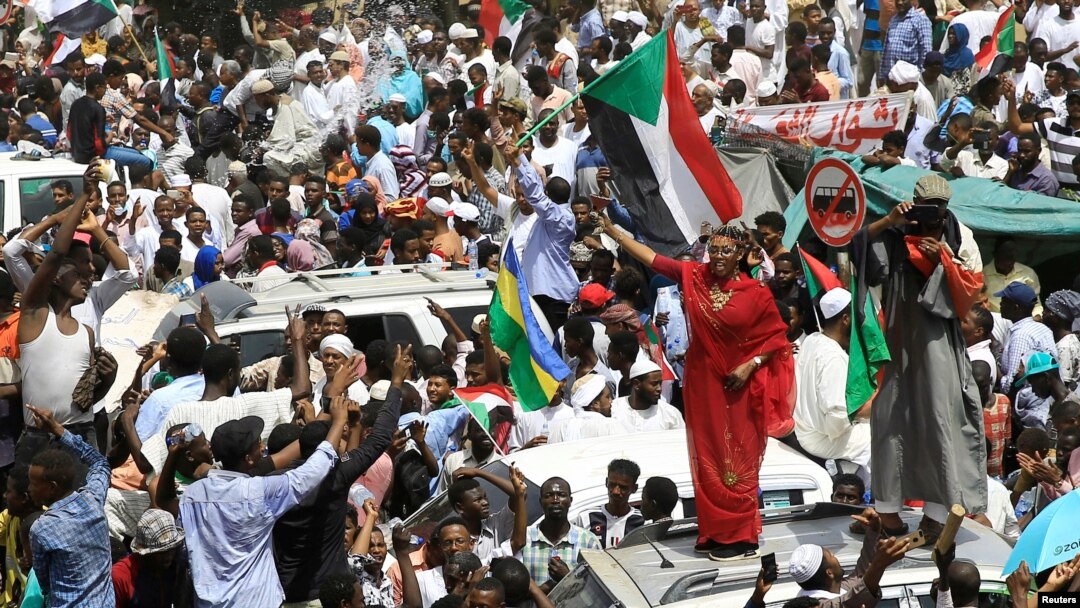 Bamwe mu banyagihugu bo muri Sudani mu myiyerekano 
