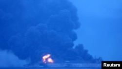 Kapal tanker Sanchi berbendera Panama terlihat terbakar di perairan terbuka, setelah bertabrakan dengan kapal curah China, CF Crystal, 7 Januari 2018.