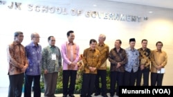 Jusuf Kalla (nomor 5 dari kiri) berfoto bersama para pimpinan Universitas Muhammadiyah Yogyakarta dan Gubernur Sultan Hamengkubuwono ke-10, usai meresmikan Sekolah JK School of Government, Sabtu (7/3). 