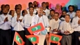 2024年4月22日，马尔代夫马累，马尔代夫总统穆罕默德-穆伊祖（Mohamed Muizzu）在其领导的人民国民大会党（PNC）赢得议会选举压倒性胜利后向支持者发表讲话。