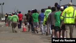 Un grupo de menores no acompañados son atendidos por personal local en Carrizo Springs, Texas, EE. UU., en marzo de 2021.