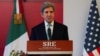El enviado presidencial especial de Estados Unidos para el Clima, John Kerry, da un discurso antes de asistir a una reunión en el edificio de la Secretaría de Relaciones Exteriores (SRE) en la Ciudad de México, el 9 de febrero de 2022.