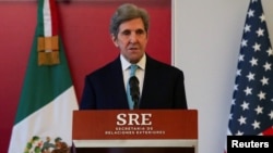 El enviado presidencial de Estados Unidos para el Clima, John Kerry, pronuncia un discurso en el edificio de la Secretaría de Relaciones Exteriores de México el 9 de febrero de 2022.