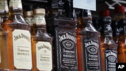 Botellas de whisky Jack Daniel's se exhiben en Rossi Deli en San Francisco. Foto archivo, julio de 2018. 