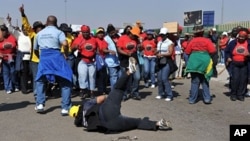 Civil servants workers protest outside the Natalaspruit hospital demanding better salary increases in Johannesburg, 18 Aug 2010, after the Unions rejected the government's offer