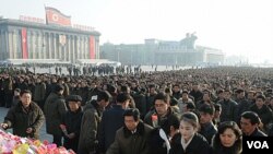 Ribuan warga Korut memperingati HUT ke-70 mendiang Kim Jong-Il di lapangan Kim Il-sung, Pyongyang (16/2).