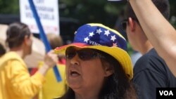 Una mujer participa en una protesta frente a la sede de la OEA, en Washington DC, para reclamar una salida para Venezuela. [Foto de archivo]