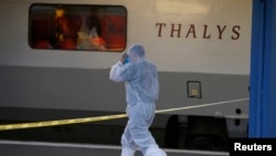 Un policier français en combinaison de protection se prépare à monter dans le TGV à Arras, France, 21 aout 2015. 