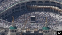 Peregrinos musulmanes rodean la Kaaba, un edificio cúbico en la Gran Mezquita, durante el peregrinaje anual del haj en La Meca, Arabia Saudí, el 17 de junio de 2024.