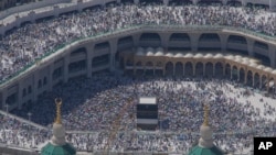 Besimtarët myslimanë në Qabe në Xhaminë e Madhe , gjatë pelegrinazhit vjetor të Haxhit në Mekë, Arabi Saudite, 17 qershor 2024.
