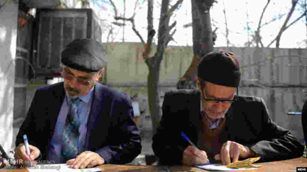 تهرانی ها پشت نیمکت های مدرسه برگه رای را پر می کنند