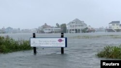 Hujan deras yang dipicu Badai Tropis Beta mengakibatkan banjir di Pantai Jamaica, Texas, AS, 21 September 2020. (Foto: INSTAGRAM @ BUSABOYCP via REUTERS)
