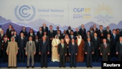 出席第27届联合国气候变化大会的各国元首与政府首脑以及联合国秘书长古特雷斯拍“全家福”。（2022年11月7日）