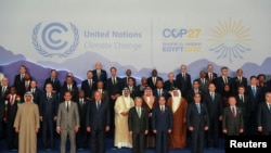 El presidente de Egipto, Abdul Fatá El Sisi (centro a la derecha), junto al secretario general de Naciones Unidas, António Guterres (centro a la izquierda), en una foto de grupo en la cumbre climática COP27 de la ONU en Sharm el Sheij, Egipto, el 7 de noviembre de 2022.